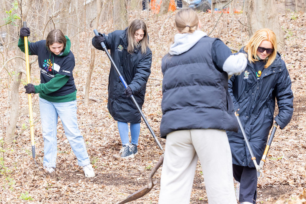 CSCY volunteers raking leaves